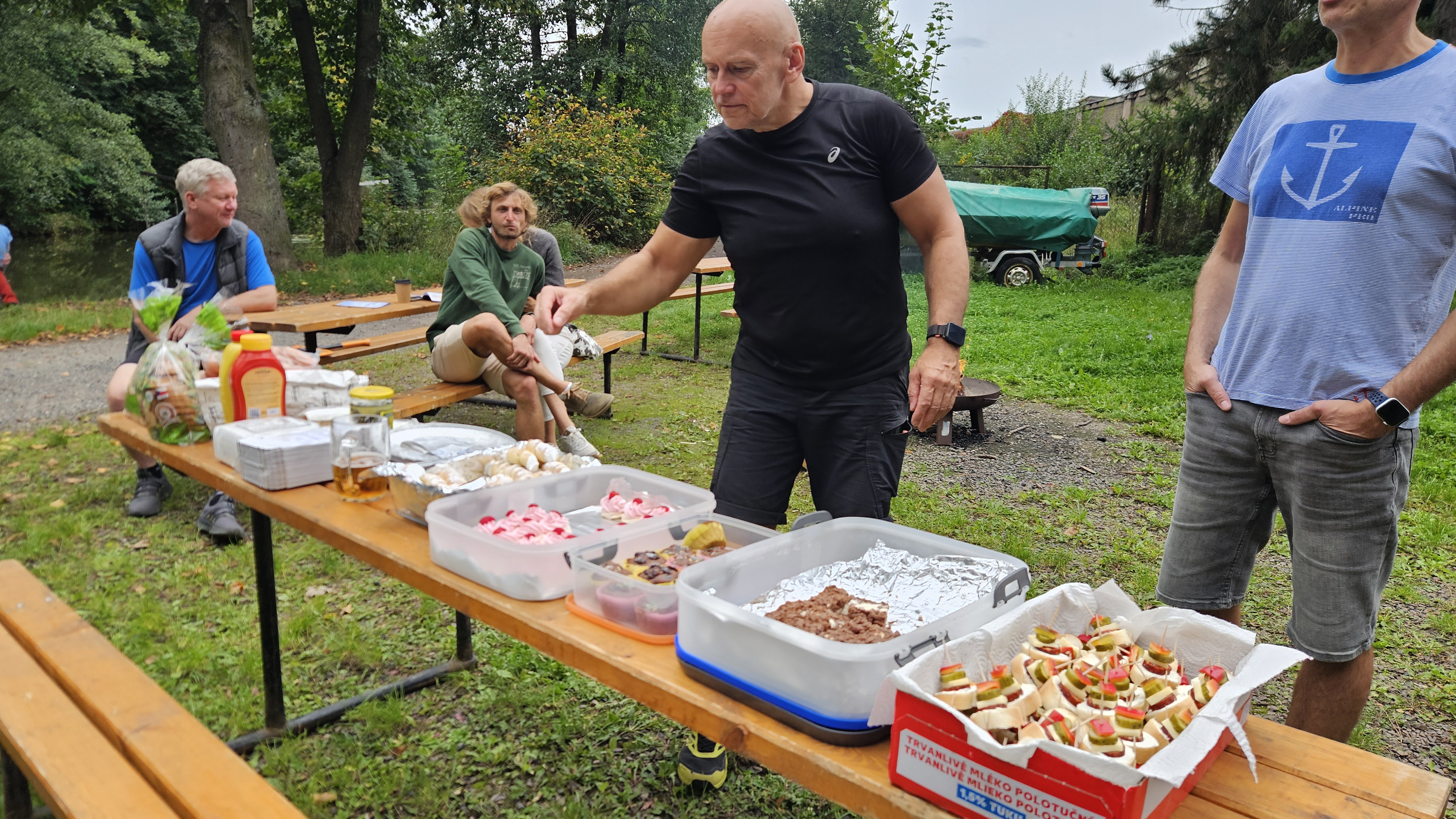 Setkání kandidátů s veřejností v loděnici.